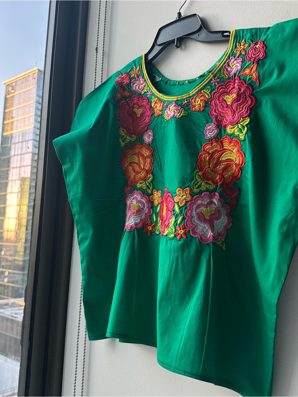 Embroidered women’s shirt Size M Green Mexican Oaxacan Huipil Hand Crafted